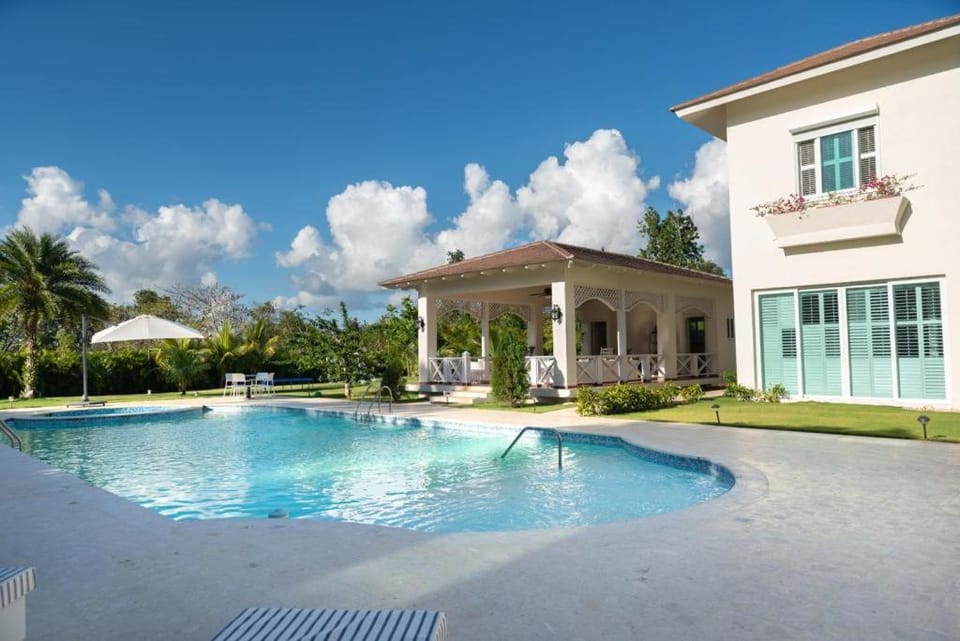 Property building, Patio, Day, Garden, Garden view, Pool view, Swimming pool, Swimming pool, sunbed