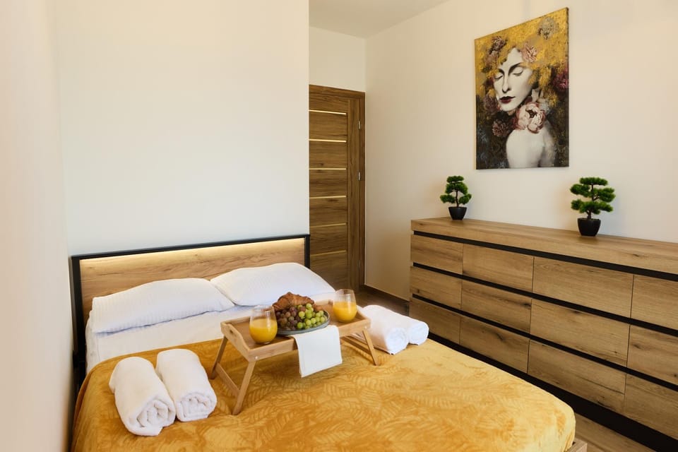 Bed, Photo of the whole room, Bedroom, Breakfast, towels