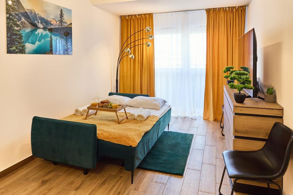 Bed, TV and multimedia, Living room, Seating area, Bedroom, Breakfast, towels