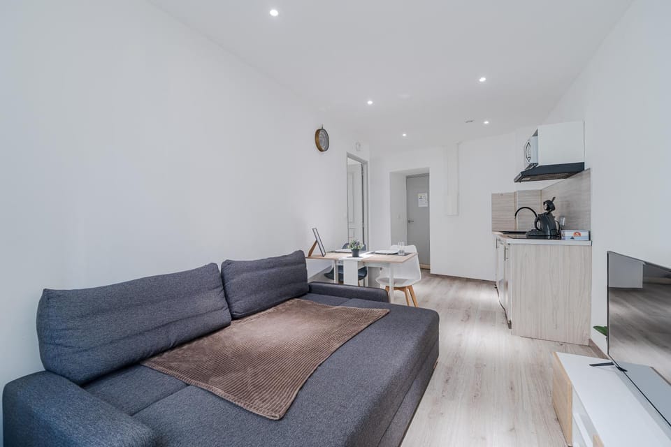 Bed, TV and multimedia, Living room