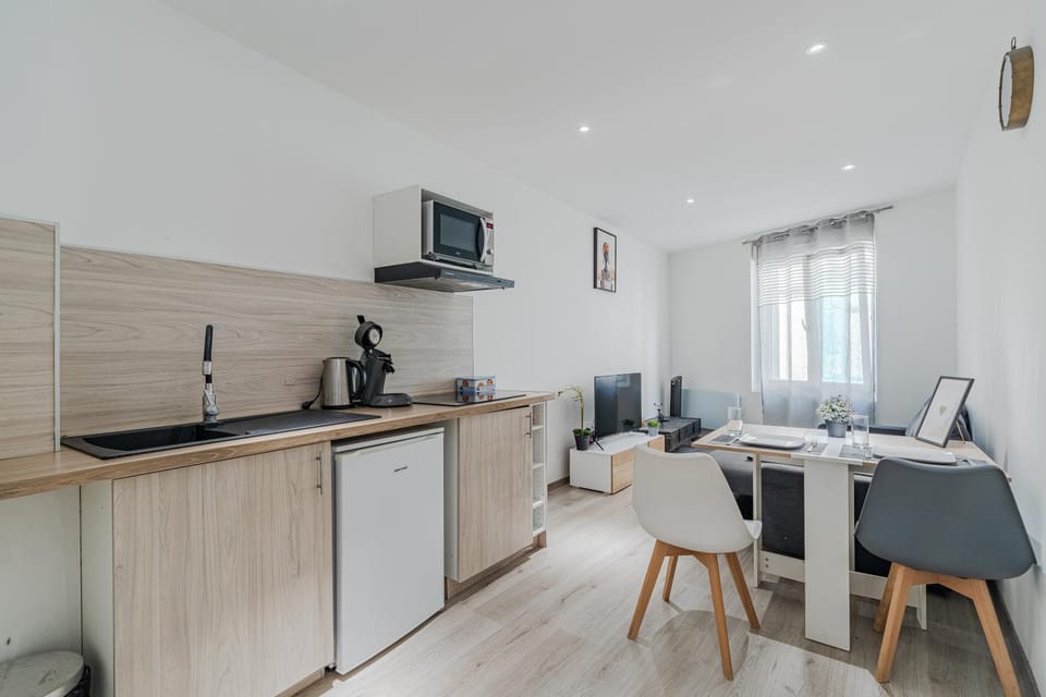 Kitchen or kitchenette, Dining area
