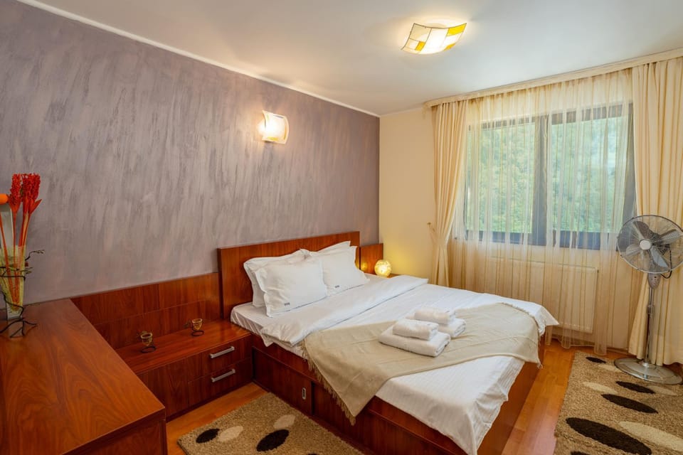 Bed, Photo of the whole room, Bedroom, Mountain view, towels