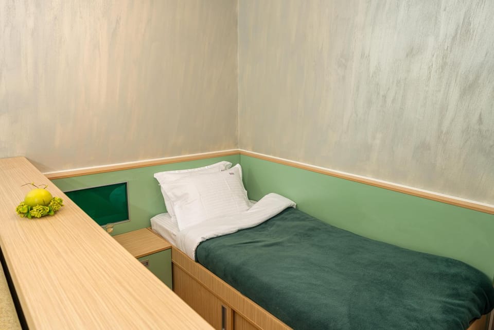 Bed, Living room, Photo of the whole room, Seating area, On site, Guests