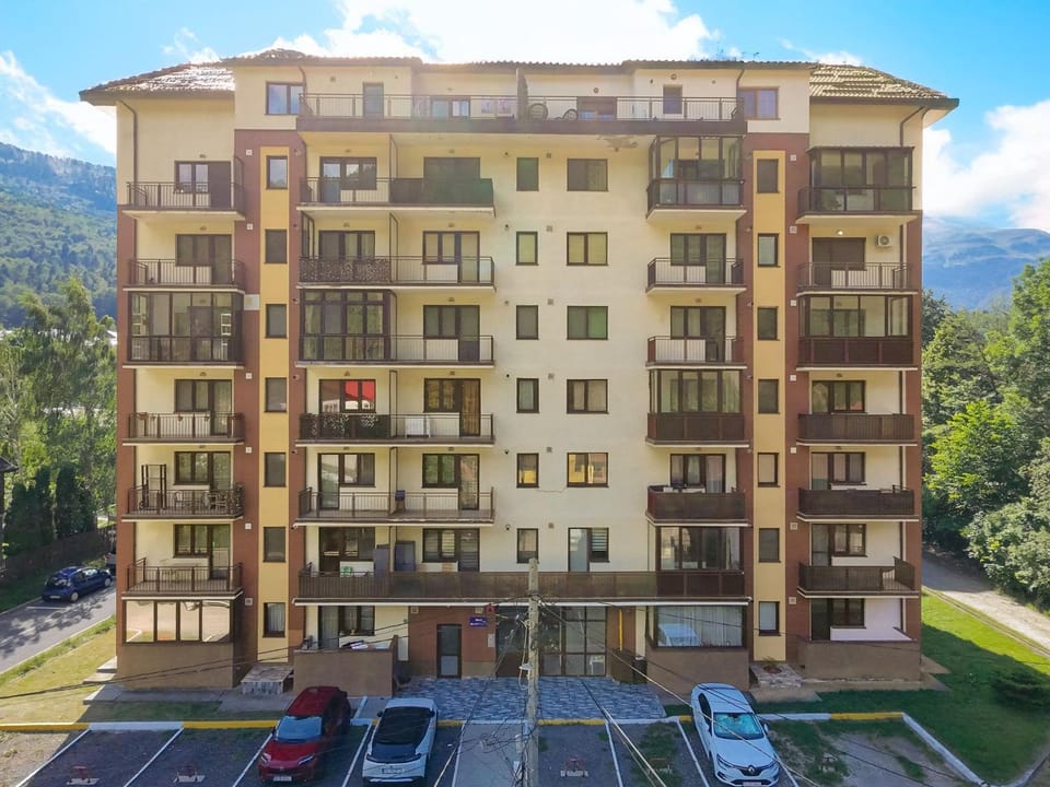 Property building, Day, Natural landscape, Bird's eye view, Mountain view, Location, Parking