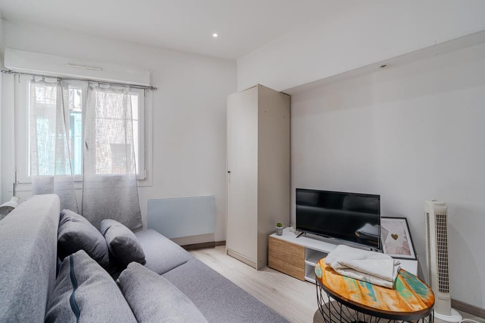 Bed, Living room
