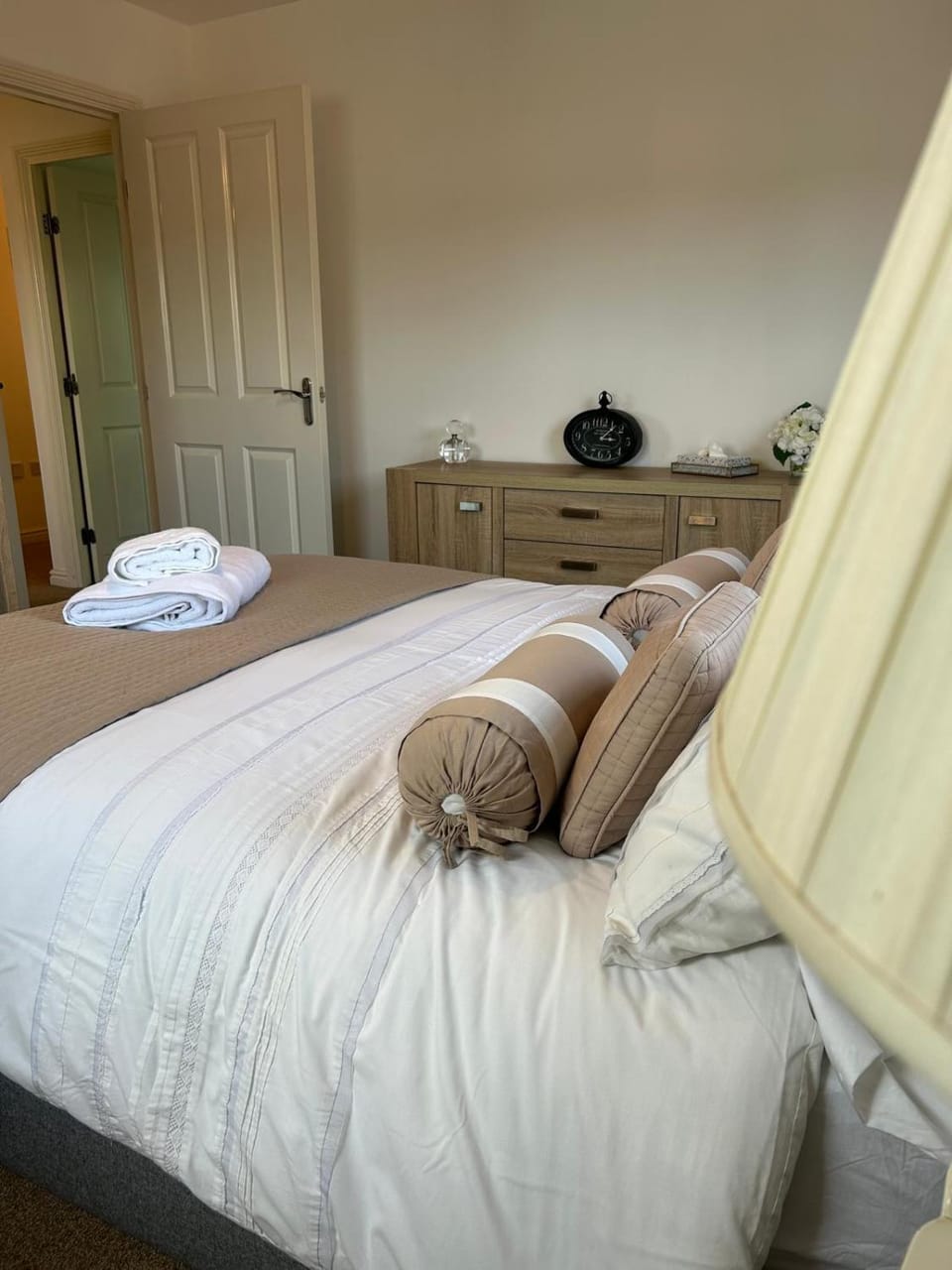 Bed, Photo of the whole room, Bedroom, towels