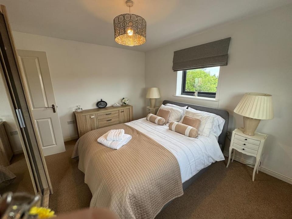 Bed, Photo of the whole room, Bedroom, towels