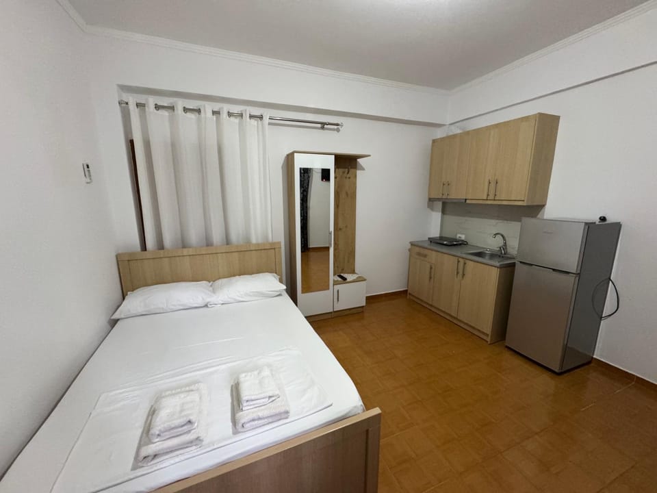 Bed, Kitchen or kitchenette, Photo of the whole room, Bedroom, minibar, oven, pet friendly, wardrobe