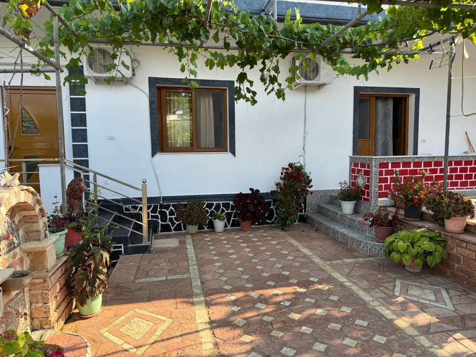 Property building, Facade/entrance, Day, Garden, Garden view