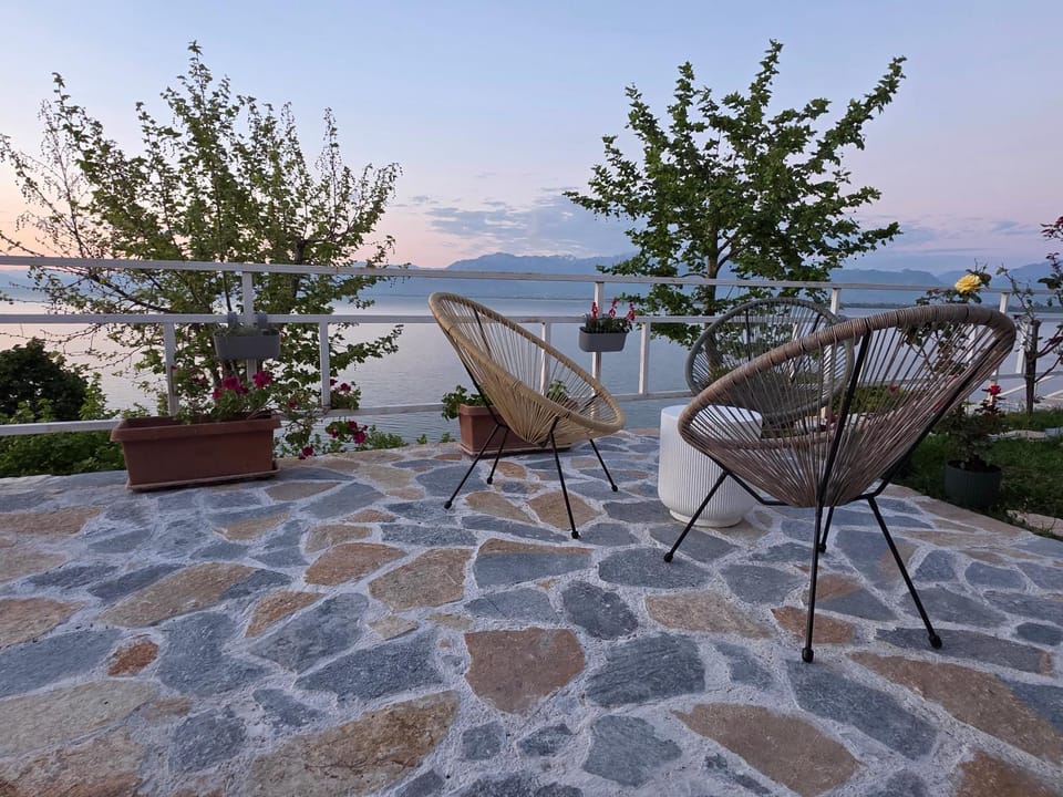 Pelikan Lake House House in Montenegro