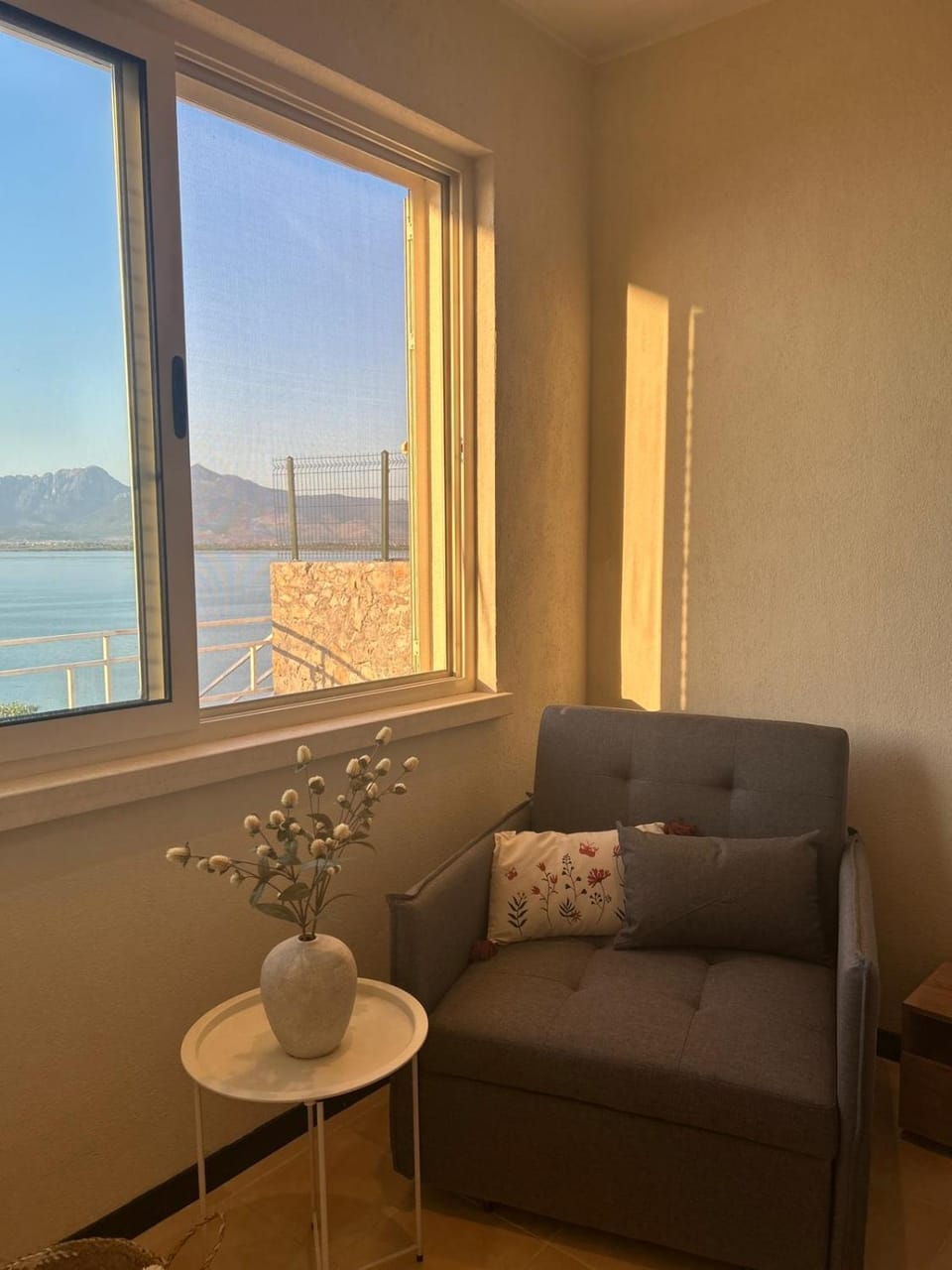 Pelikan Lake House House in Montenegro