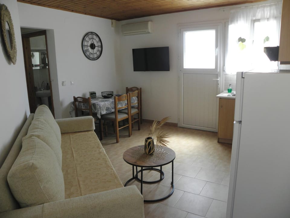 Angela's Nest Apartment in Decentralized Administration of the Aegean
