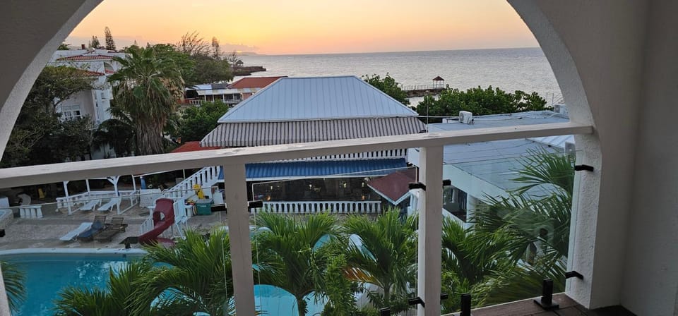 Paradise View- Oceanfront Oasis Apartment in Runaway Bay
