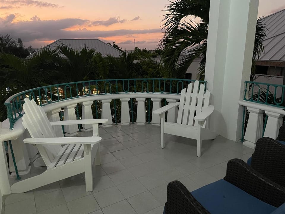 Paradise View- Oceanfront Oasis Apartment in Runaway Bay