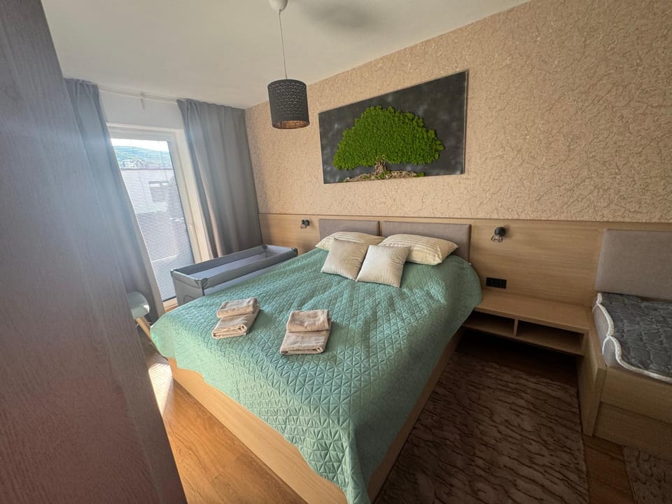 Photo of the whole room, Bedroom, towels