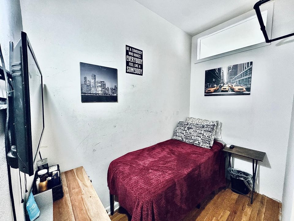 UES Manhattan Super Cozy Room #3 In Shared Apartment Vacation rental in Roosevelt Island