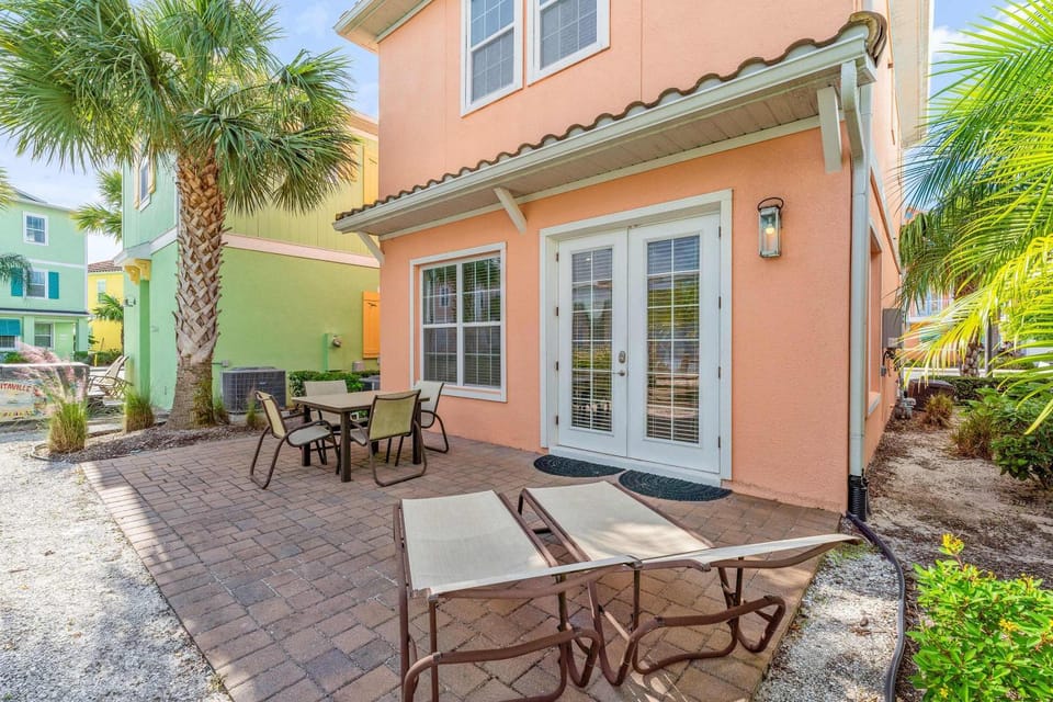 Parrot Paradise Escape for 8 House in Bay Lake