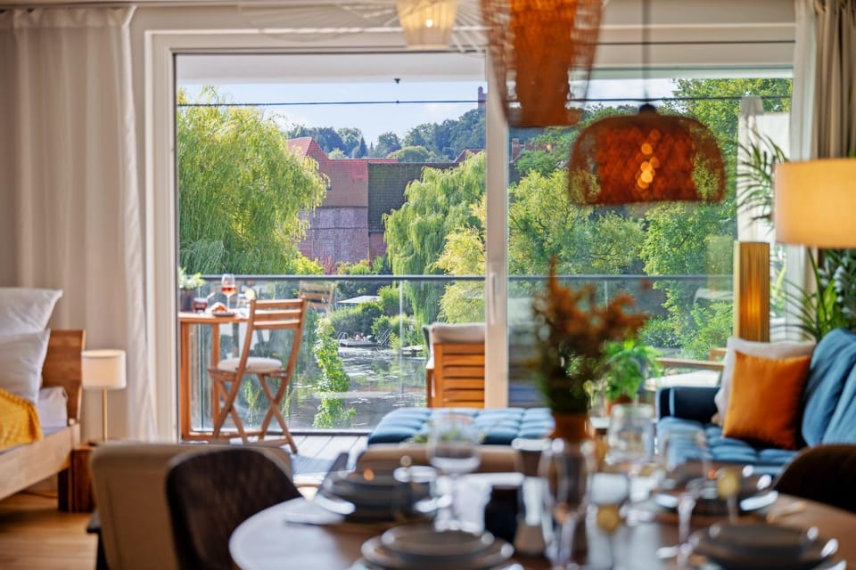 View (from property/room), Balcony/Terrace, Living room, Lake view