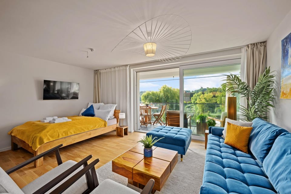 Communal lounge/ TV room, Bed, TV and multimedia, View (from property/room), Balcony/Terrace, Living room, Photo of the whole room, Seating area, Evening entertainment