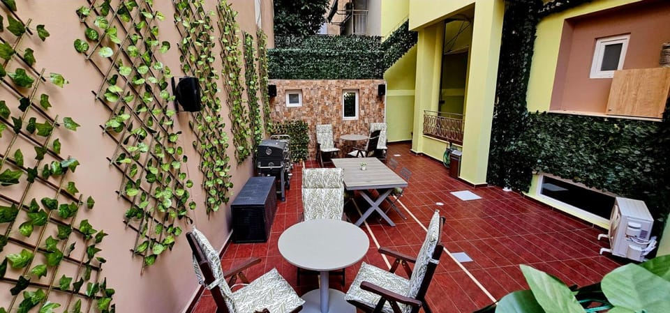 Patio, Restaurant/places to eat, Seating area