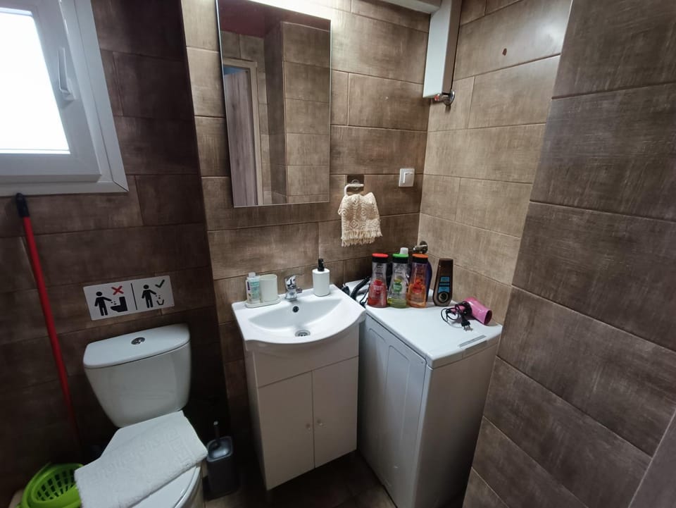 Shower, Toilet, Bathroom, towels