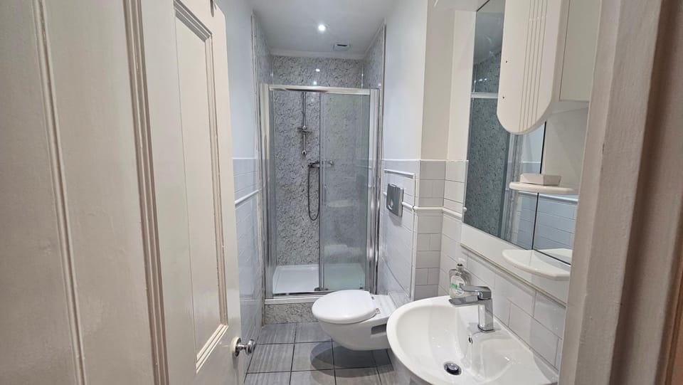 Shower, Toilet