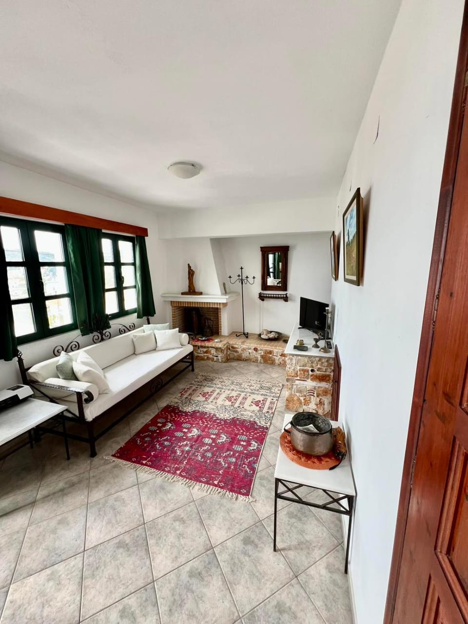 TV and multimedia, Living room, Photo of the whole room, Dining area