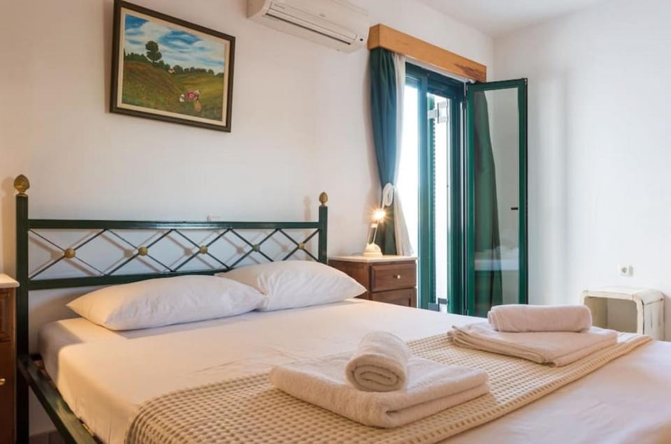 Bed, Photo of the whole room, Bedroom, towels, air conditioner