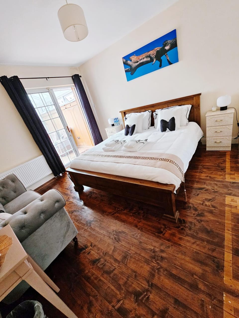 Photo of the whole room, Bedroom