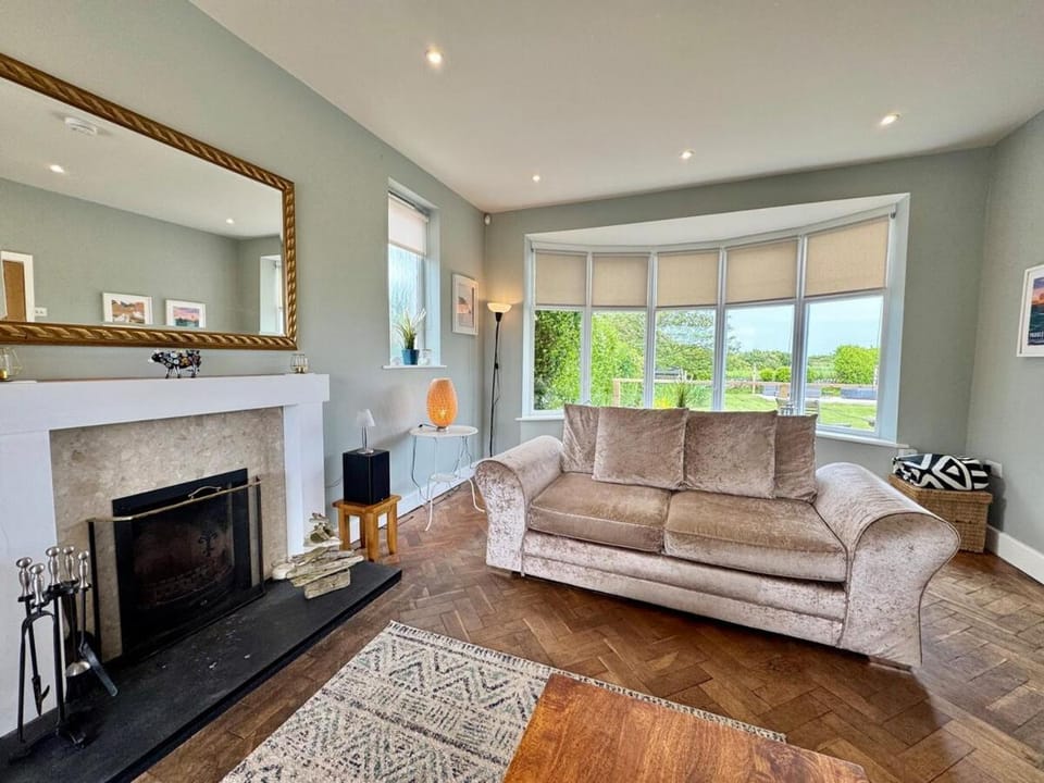 Penmorfa -4 Bed-3 Bath-Coastal Retreat Sleeps 9 House in Trearddur Bay