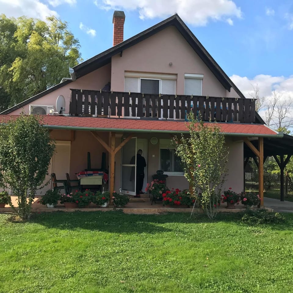 Property building, Facade/entrance, Garden