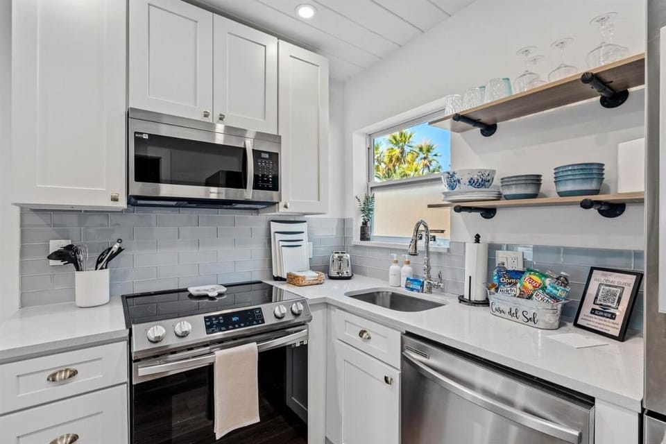 Walk to Atlantic Ave Pool Recently Renovated House in Delray Beach
