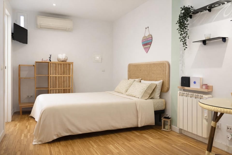 Bed, TV and multimedia, Bedroom, air conditioner
