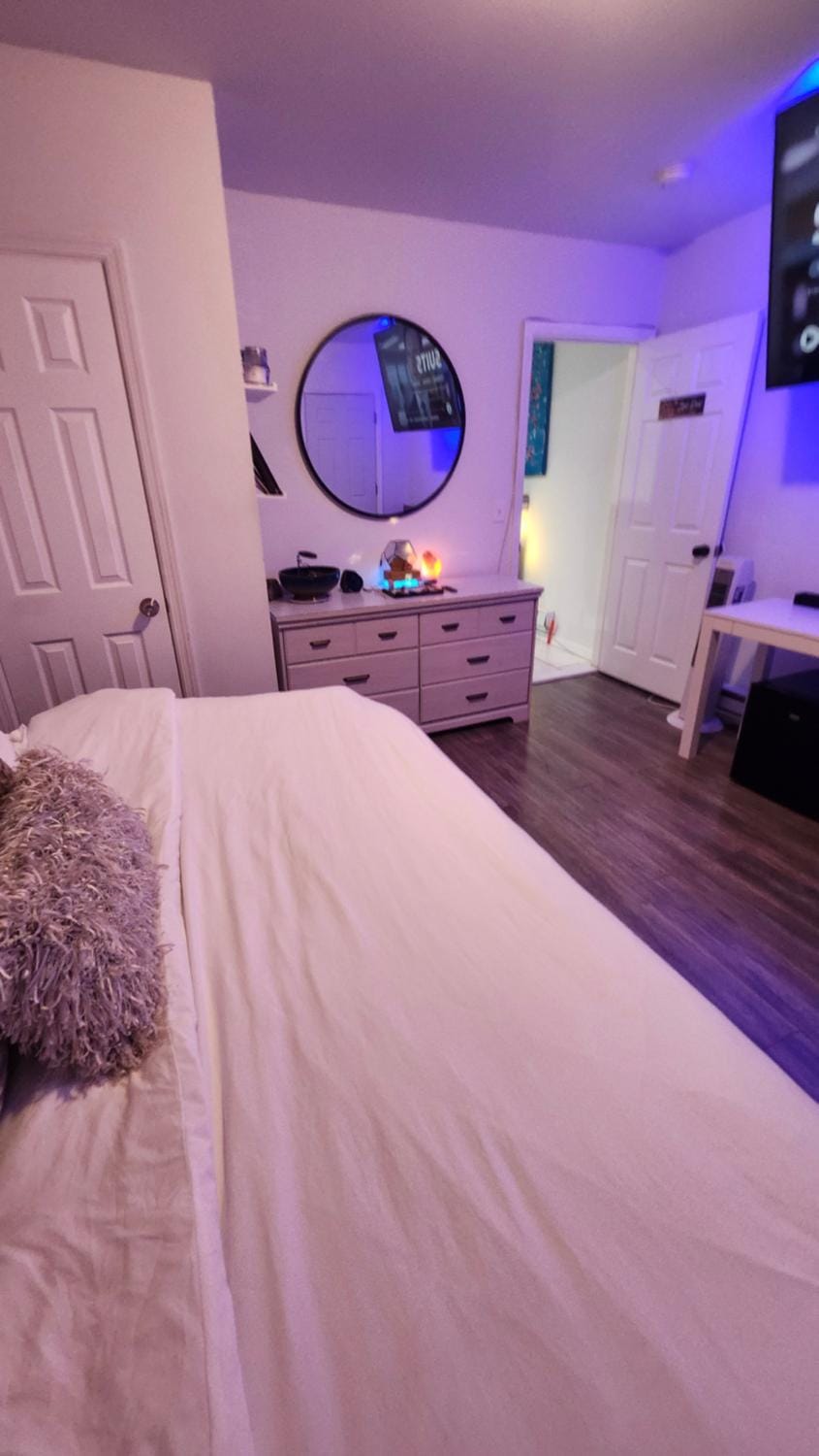 Bed, TV and multimedia, Bedroom
