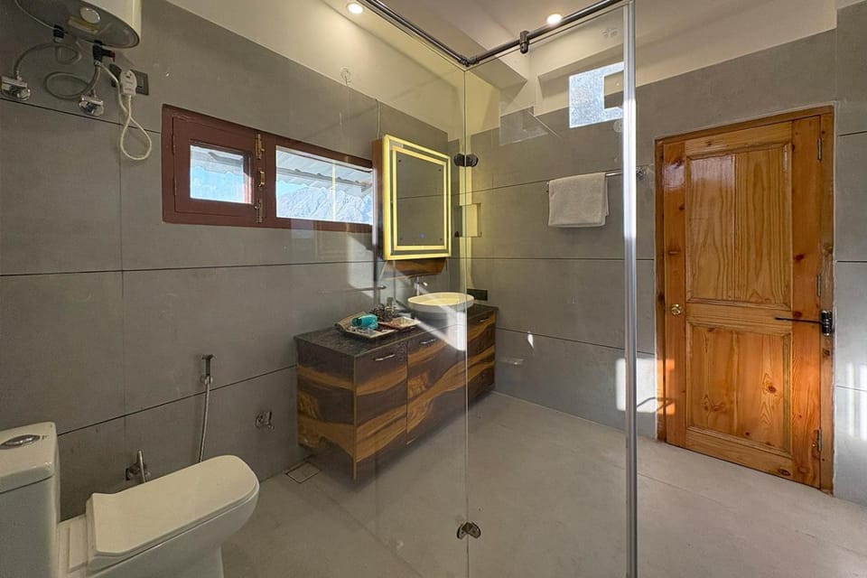 Shower, Toilet, Bathroom, towels