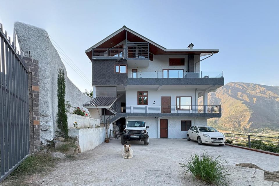 Property building, Day, Mountain view, Parking