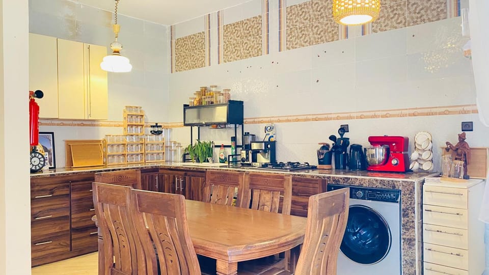 Coffee/tea facilities, Kitchen or kitchenette, Dining area