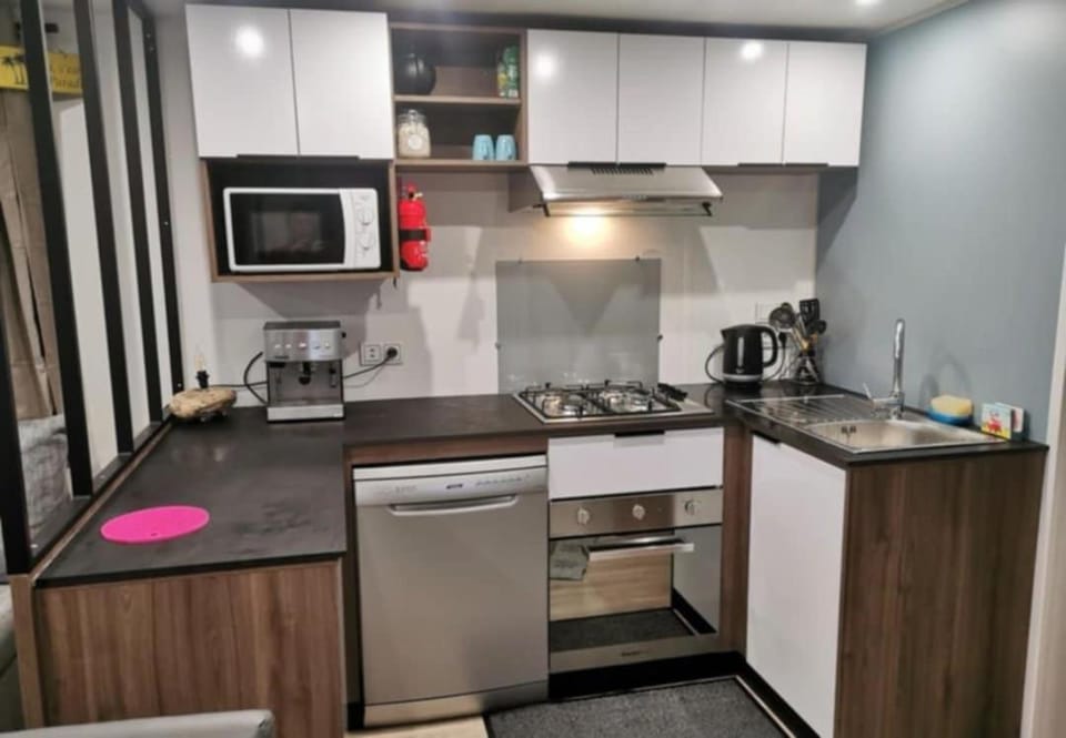 Coffee/tea facilities, dishwasher, oven, toaster
