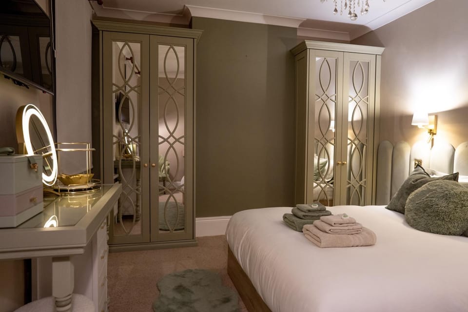 Bed, TV and multimedia, Photo of the whole room, Bedroom, towels, wardrobe