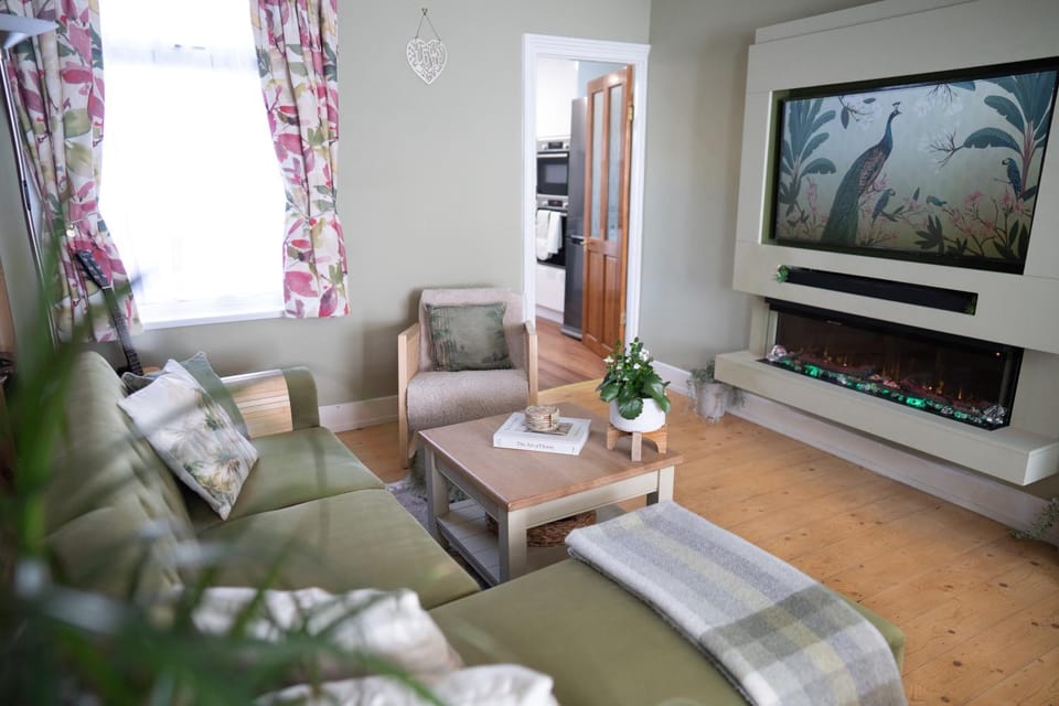 Communal lounge/ TV room, Communal lounge/ TV room, TV and multimedia, Living room, Seating area, Evening entertainment