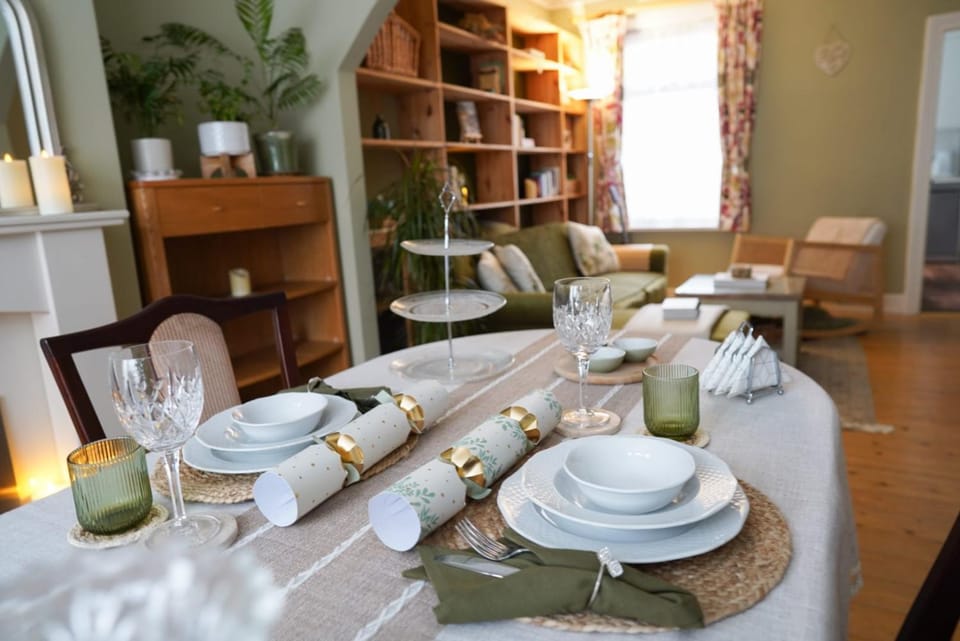 Winter, Living room, Food and drinks, Decorative detail, Seating area, Dining area, Food