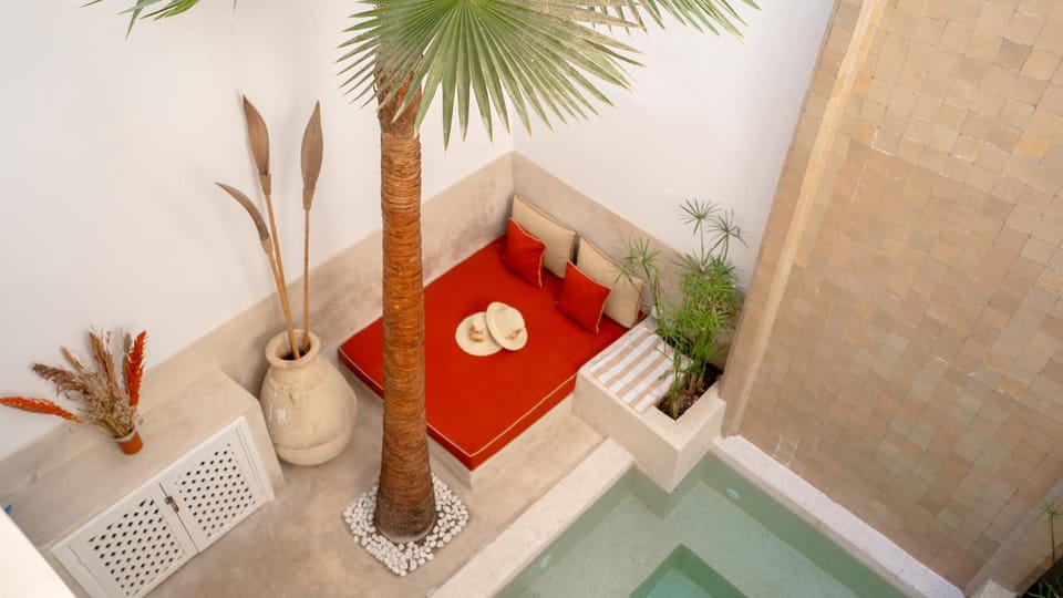 Property building, Patio, Patio, Solarium, Swimming pool