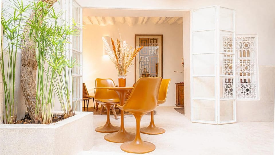 Property building, Communal lounge/ TV room, Living room, Lounge or bar, Seating area