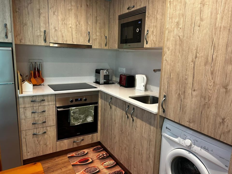 Coffee/tea facilities, Kitchen or kitchenette, oven, stove, toaster, washing machine