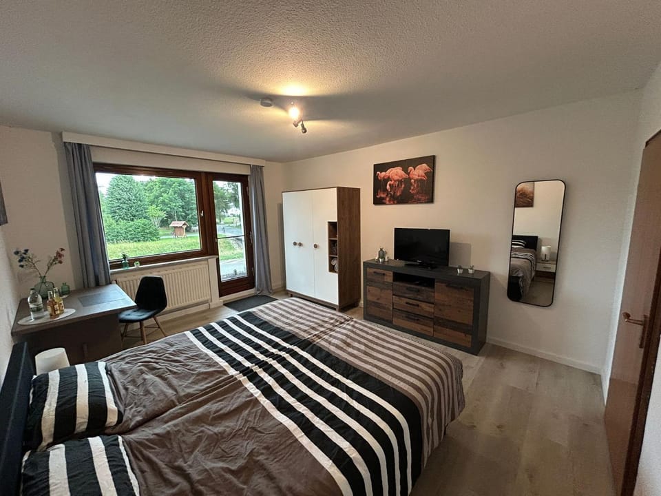 Bed, TV and multimedia, Photo of the whole room, Bedroom