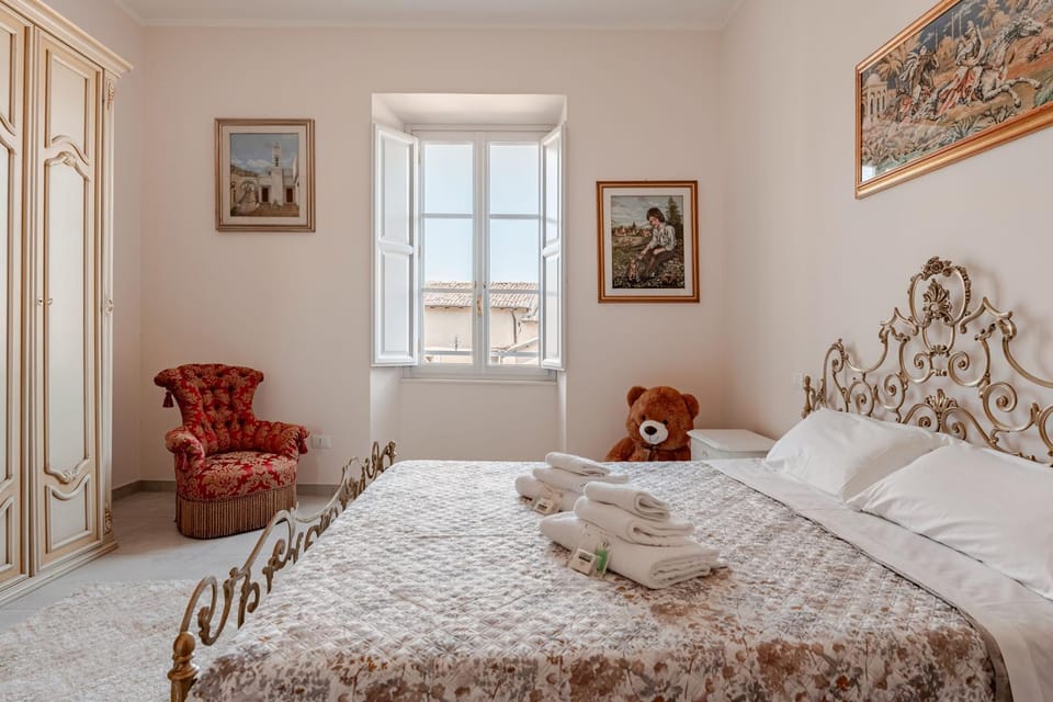 Bed, Photo of the whole room, Bedroom, towels