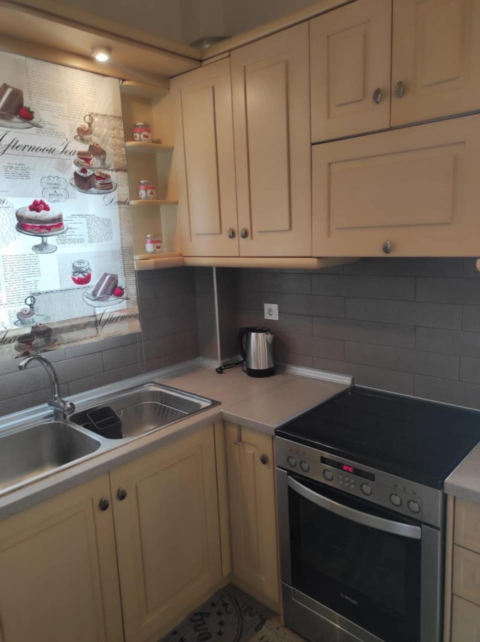 Coffee/tea facilities, Kitchen or kitchenette, stove