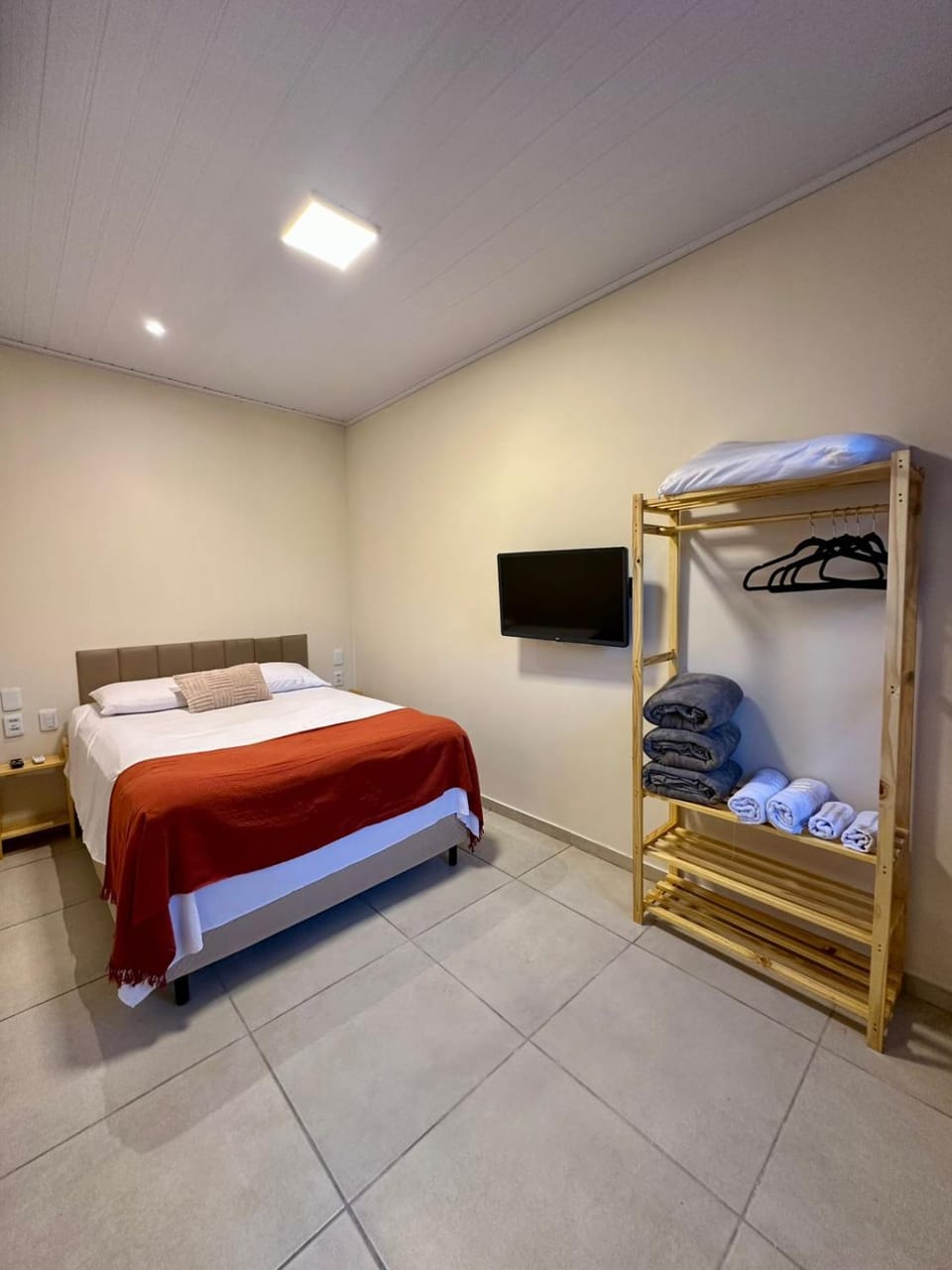Bed, TV and multimedia, Bedroom