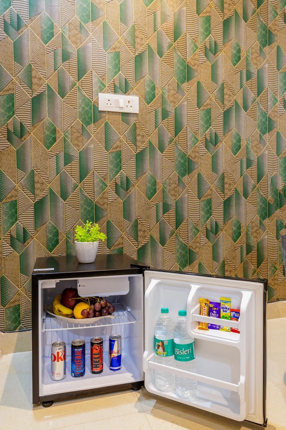 Kitchen or kitchenette, Food and drinks, Food, minibar
