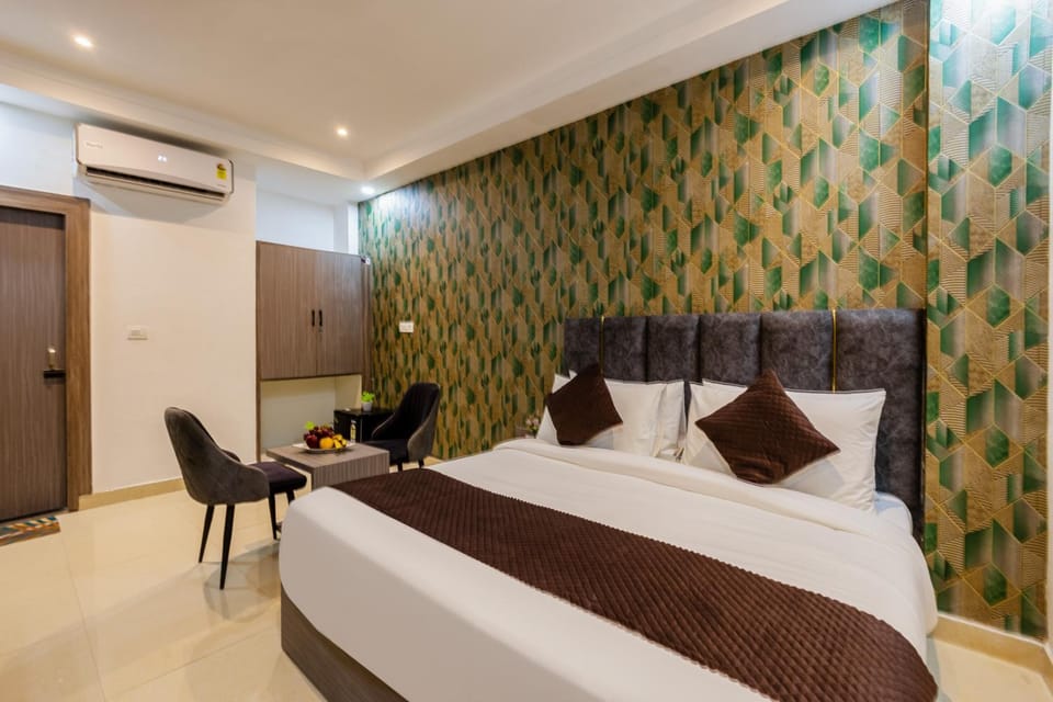 Bed, Living room, Photo of the whole room, Seating area, Bedroom, wardrobe, air conditioner